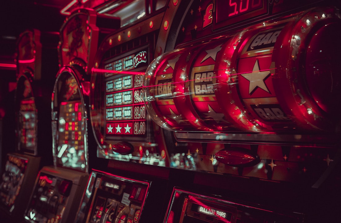 Deretan mesin permainan arcade bercahaya sebagai ilustrasi variasi mesin slot