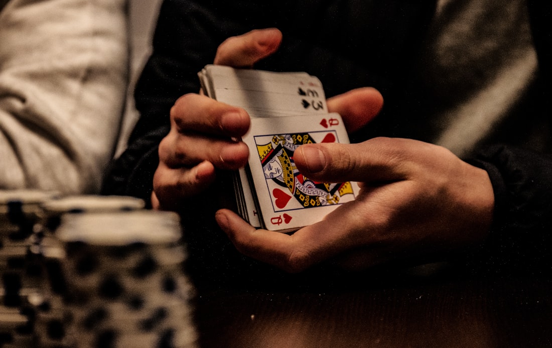 Kartu raja poker tergeletak di atas meja