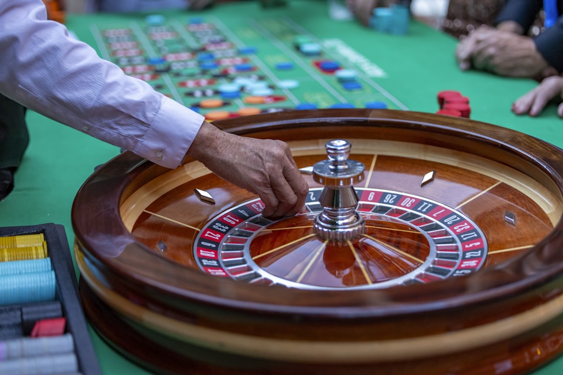 Meja permainan kartu hijau dari dekat sebagai ilustrasi meja poker