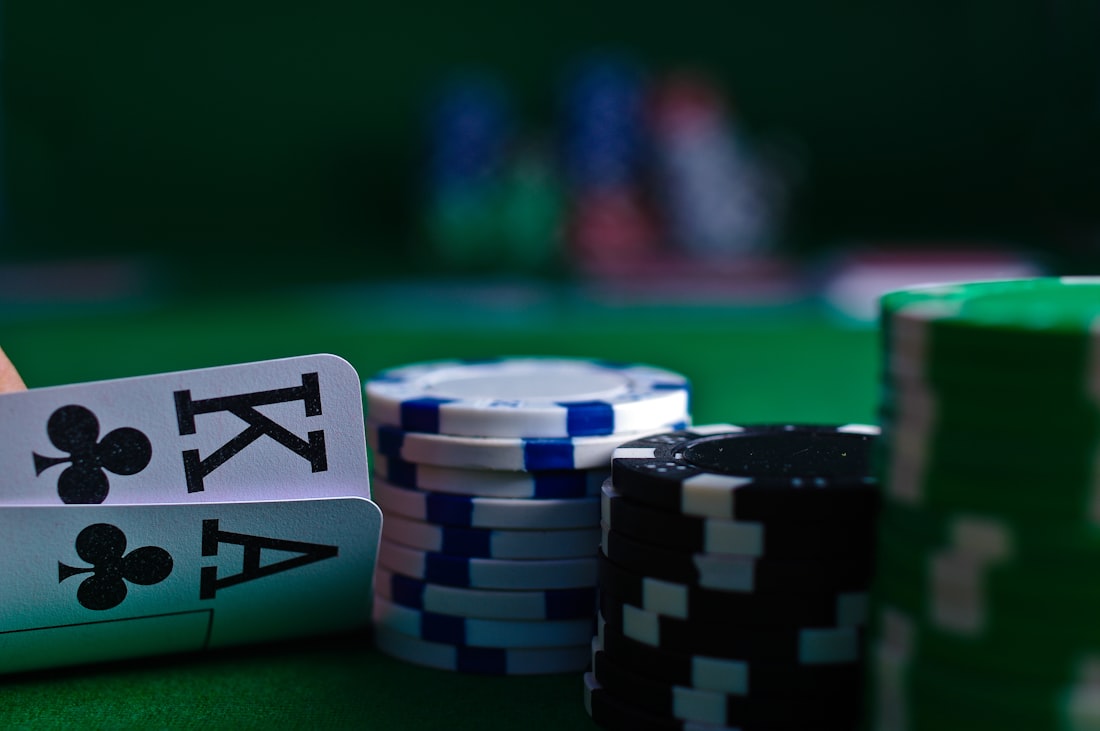 Kartu poker tersusun di atas meja hijau sebagai ilustrasi artikel poker Ratu303