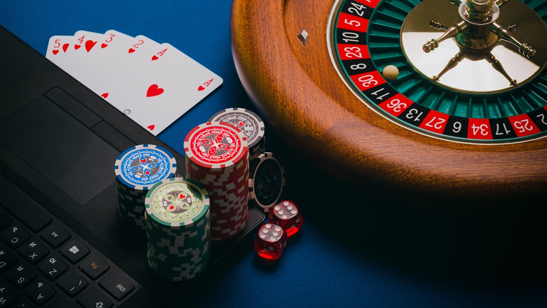 Chip dan meja roulette sebagai ilustrasi permainan meja casino live