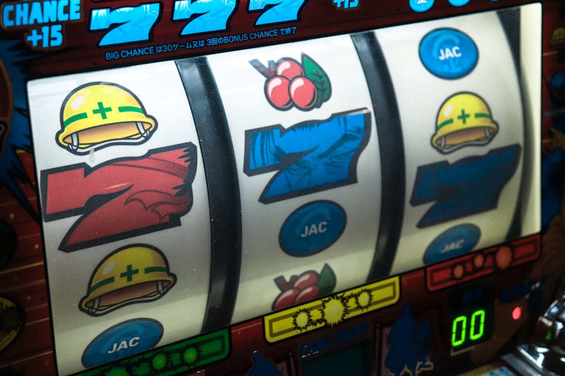 Layar mesin slot menampilkan simbol tujuh sebagai ilustrasi artikel slot online Ratu303